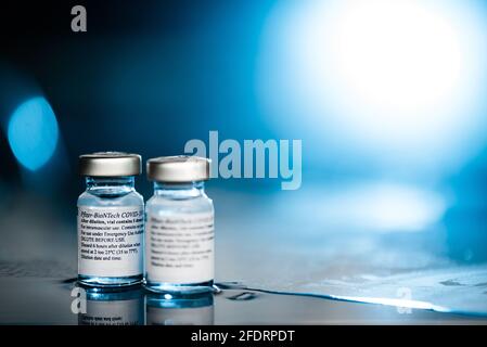 San Sebastián, Gipuzkoa, España; 24 de abril de 2021. Dos viales de vacuna Covid-19 para inyectar sobre la mesa a profesionales médicos y personas en riesgo. Azul y negro