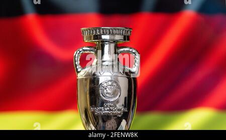 10 de abril de 2021. Munich, Alemania. Copa del Campeonato Europeo de la UEFA con la bandera alemana en el fondo.