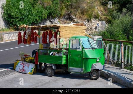 Un pequeño puesto móvil de ventas en la carretera en Italia con varios tipos de frutas y verduras.