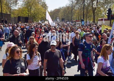 Londres, Reino Unido. 24th de Abr de 2021. Miles de personas marcharon por el centro de Londres en protesta contra pasaportes de salud, máscaras protectoras, vacunas Covid-19 y restricciones de bloqueo. Crédito: SOPA Images Limited/Alamy Live News