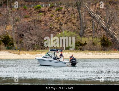Línea de pequeño motor fuera de borda botes de pesca en el muelle en el New  Jersey Shore. Muchos otros barcos atracado en marina detrás Fotografía de  stock - Alamy