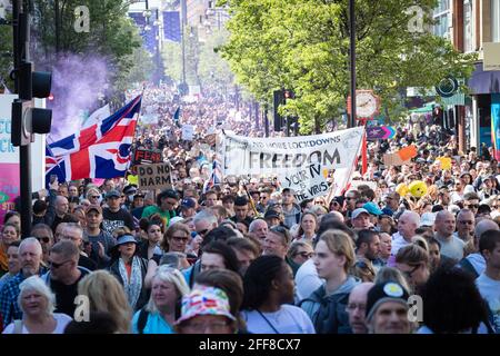 Londres, Reino Unido. 24th de Abr de 2021. Miles de manifestantes marchan por Oxford Street durante la manifestación.La gente se reúne para protestar contra los pasaportes de salud COVID-19 propuestos que exigirían que todas las personas que viajen al extranjero hayan sido vacunadas. (Foto de Andy Barton/SOPA Images/Sipa USA) Crédito: SIPA US/Alamy Live News