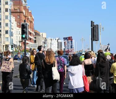 Manifestación contra el proyecto de ley policial en las calles de Brighton, Inglaterra, Reino Unido