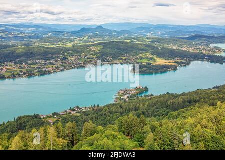 Vista aérea del lago Worthersee en Austria, destino de viaje en verano Foto de stock