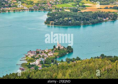 Vista aérea del lago Worthersee en Austria, destino de viaje en verano Foto de stock