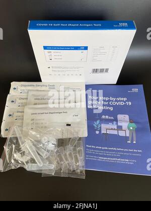 Kit de prueba de autoprueba COVID-19 (prueba rápida de antígenos). Foto de stock
