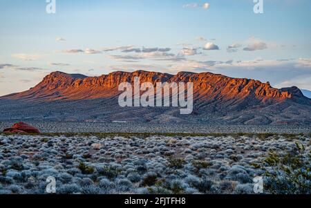 Puesta de sol en una cadena montañosa en el Parque Estatal del Valle de Fuego en el sur de Nevada cerca de Las Vegas.