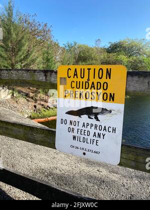 Señal de advertencia de vida silvestre y caimanes en Florida, Parque Nacional Everglades. No se acerque ni alimente a ninguna vida silvestre. Foto de stock