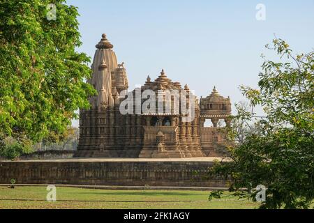 El templo de Chitragupta en Khajuraho, Madhya Pradesh, India. Forma parte del Grupo de Monumentos Khajuraho, declarado Patrimonio de la Humanidad por la UNESCO. Foto de stock