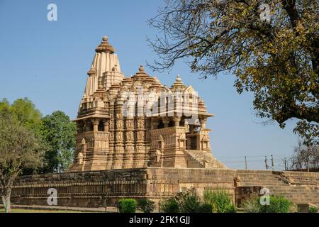El templo de Chitragupta en Khajuraho, Madhya Pradesh, India. Forma parte del Grupo de Monumentos Khajuraho, declarado Patrimonio de la Humanidad por la UNESCO. Foto de stock