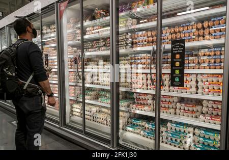 El comprador elige entre una amplia variedad de huevos a la venta en un supermercado de Nueva York el domingo 18 de abril de 2021. (© Richard B. Levine)