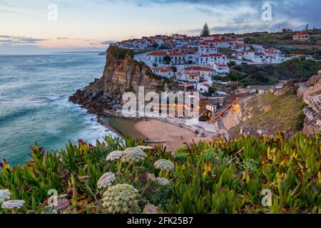 Azenhas do Mar es una ciudad costera en el municipio de Sintra, Portugal. Cerca de Lisboa. Azenhas do Mar pueblo blanco, acantilado y océano, Sintra, Puerto