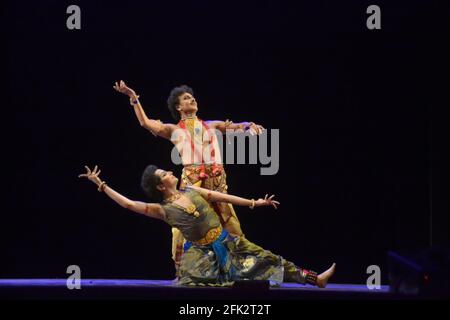 Calcuta, India. 27th de Abr de 2021. 'Austeridad' Presentado por las creaciones de Kausik, se basa en las danzas Bharatnatayam y Kathakali. Presentado por Kaushik Chakraborty en Kathakali & Rahul Sinha en Bharatanatyam en Rabindrasadan Kolkata durante los períodos de la ola de 2nd de la epidemia de Covid19 (Foto por Anubrata Mondal/Pacific Press) Crédito: Pacific Press Media Production Corp./Alamy Live News Foto de stock