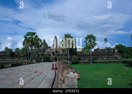 Durante la pandemia de coronavirus, Angkor Wat está abandonado y las ruinas vacías esperan el regreso de los turistas. Un arco iris aparece justo al sur de Angkor Wat. Parque Arqueológico de Angkor, Provincia de Siem Reap, Camboya. 16 de junio de 2020. © Brooks Lieb Foto de stock