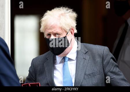 REINO UNIDO. 28th de Abr de 2021. Downing Street Londres 28th de abril de 2021.El Primer Ministro Boris Johnson deja No10 dirigiéndose a Westminster para sus preguntas semanales de los Primeros Ministros Crédito: MARTIN DALTON/Alamy Live News Foto de stock