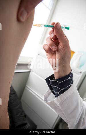 Impfung gegen Covid 19 / Corona mit dem Impfstoff von BioNTech / Pfizer bei der Hausarztpraxis Dr. Ruf en Düsseldorf Foto de stock