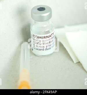 Impfung gegen Covid 19 / Corona mit dem Impfstoff von BioNTech / Pfizer bei der Hausarztpraxis Dr. Ruf en Düsseldorf Foto de stock