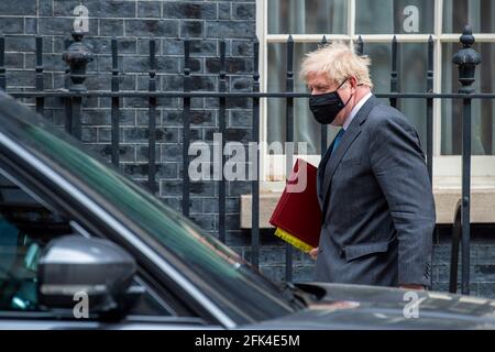 Londres, Reino Unido. 28th de Abr de 2021. El Primer Ministro británico, Boris Johnson, abandona el 10 Downing Street por su aparición semanal de preguntas del Primer Ministro (PMQs) en la Cámara de los Comunes. (Foto de Dave Rushen/ SOPA Images/Sipa USA) Crédito: SIPA USA/Alamy Live News Foto de stock