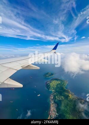 Panamá desde el cielo. Hermosa composición con un ala de avión y una isla tropical. Foto de stock