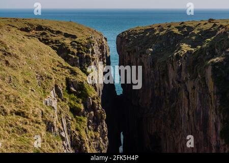 Impresionantes acantilados con vistas al océano (Huntsman's Leap, Pembrokeshire, Gales) Foto de stock