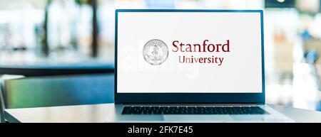 POZNAN, POL - 20 DE ABRIL de 2021: Ordenador portátil con logotipo de la Universidad de Stanford, una universidad privada de investigación en Stanford, California Foto de stock