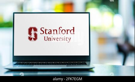 POZNAN, POL - 20 DE ABRIL de 2021: Ordenador portátil con logotipo de la Universidad de Stanford, una universidad privada de investigación en Stanford, California Foto de stock