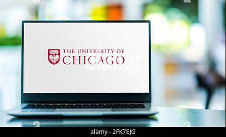 POZNAN, POL - 20 DE ABRIL de 2021: Ordenador portátil con logotipo de la Universidad de Chicago, una universidad privada de investigación en Chicago, Illinois Foto de stock