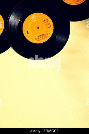 Bailando Reina por Abba 7 pulgadas 45 rpm vinilo record sobre fondo amarillo de madera al aire libre. Concepto de retro, nostalgia, añejo Foto de stock