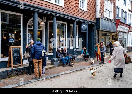 Gente local sentada fuera DE un café de beber café y charlando durante Lockdown, Lewes, East Sussex, Reino Unido.