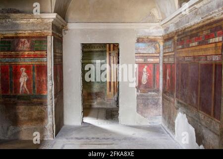 Coloridos frescos pintados en la Villa de los Misterios, Pompeya, Italia Foto de stock