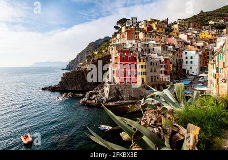 Pintoresco pueblo de Riomaggiore en Cinque Terre, Patrimonio de la Humanidad de la UNESCO, provincia de La Spezia, región de Liguria, Italia, Europa Foto de stock