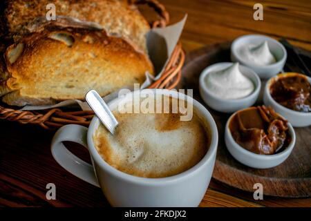 Café con leche (latte) y tostadas campestre con dulce de leche y queso crema.