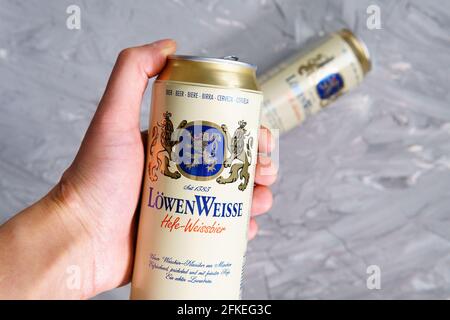 Tyumen, Rusia-15 de marzo de 2021: Lowen Weisse Hefe Weissbier Beer puede enfoque selectivo