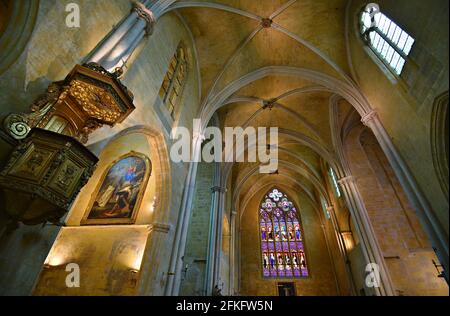Vista interior de Saint-Jean-de-Malte, una iglesia gótica católica romana en el centro histórico de Aix-en-Provence Marsella, Francia.