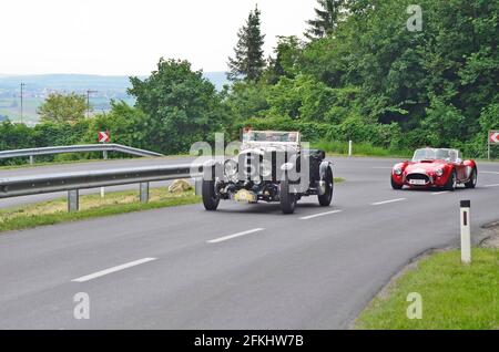 Eisenstadt, Austria - 14th 2011 de mayo: Aston Martin y Shelby 427 Cobra en 8th Oldtimer Fahrt - una competencia anual para los coches de época en un escenario especial Foto de stock