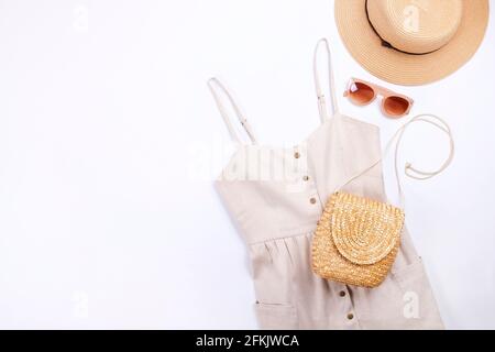 Ropa y accesorios para mujer: Vestido beige sin tirantes, pendientes boho de  aluminio estilo chic hipster, sandalias de cuerda casuales, gafas de sol  marrones, stylis Fotografía de stock - Alamy