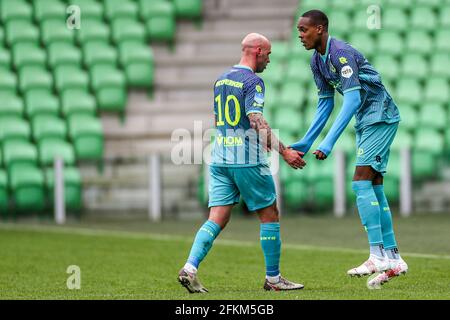 GRONINGEN, HOLANDA - 2 DE MAYO: Bryan Smeets de Sparta Rotterdam, Emanuel  Emegha de Sparta Rotterdam durante el partido Eredivisie holandés entre el  FC Groningen y Sparta Rotterdam en el estadio Hitachi
