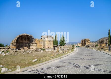 Carretera que conduce a la necrópolis norte de la antigua ciudad de Hierápolis, Pamukkale, Turquía. Hay restos de criptas familiares (lado izquierdo) y basílica con baños