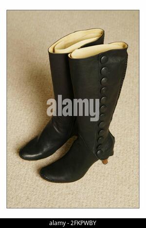 Zapatos éticos probados por Kate FinneganViana, negro, Terra Plana (rodilla bota  negra) pic David Sandison 13/4/2005 Fotografía de stock - Alamy
