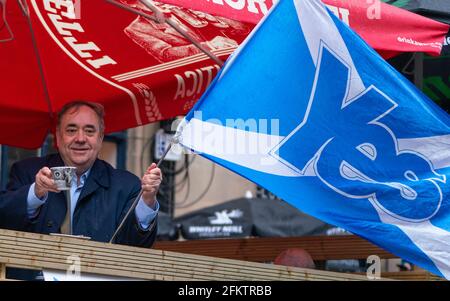 Edimburgo, Escocia, Reino Unido. 3 de mayo de 2021. El líder del partido Alba Alex Salmond hace aparición de campaña en el pub para conocer a periodistas y medios de comunicación en Edimburgo Ol Foto de stock