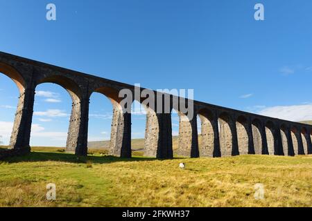Viaducto Ribbehead, situado en North Yorkshire, la estructura más larga y la tercera más alta de la línea Settle-Carlisle. Atracciones turísticas en Yorksh
