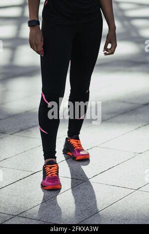 deportiva moderna para correr, entrenar, hacer ejercicio y pilates al aire libre Fotografía de stock - Alamy