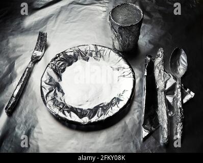 placa de cocina, vajilla y un cristal cubierto con papel de aluminio Foto de stock