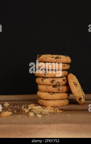 galletas con migas en una tabla de cortar de madera Foto de stock