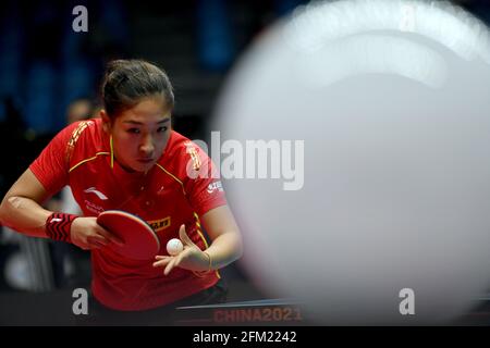 Xinxiang, provincia china de Henan. 5th de mayo de 2021. Liu Shiwen sirve durante la cuarta final de las mujeres individuales contra Zhu Yuling en los ensayos de Grand Smashes y Simulación Olímpica del WTT (World Table Tennis) de 2021 en Xinxiang, provincia central de Henan en China, el 5 de mayo de 2021. Crédito: Li JianAn/Xinhua/Alamy Live News Foto de stock