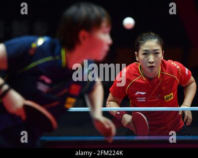 Xinxiang, provincia china de Henan. 5th de mayo de 2021. Liu Shiwen (R) reacciona durante la cuarta final de las mujeres individuales contra Zhu Yuling en los ensayos de Grand Smashes y Simulación Olímpica del WTT (World Table Tennis) de 2021 en Xinxiang, provincia central de Henan en China, el 5 de mayo de 2021. Crédito: Li JianAn/Xinhua/Alamy Live News Foto de stock