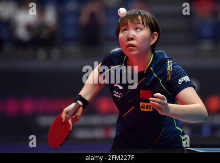 Xinxiang, provincia china de Henan. 5th de mayo de 2021. Zhu Yuling sirve el balón durante el cuarto-final femenino contra Liu Shiwen en el 2021 WTT (World Table Tennis) Grand Smashes Trials and Olympic Simulation en Xinxiang, en la provincia central de Henan en China, el 5 de mayo de 2021. Crédito: Li JianAn/Xinhua/Alamy Live News Foto de stock