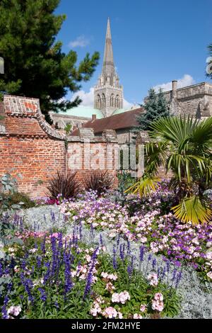 Catedral de Chichester desde los jardines del Palacio Episcopal, West Sussex, Inglaterra Foto de stock