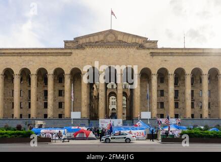 Parlamento de Georgia en Tbilisi en la Avenida Rustaveli con una ciudad de tiendas de campaña y un partido de oposición. Tbilisi, Georgia - 1 de mayo de 2021: . Fotografías de alta calidad Foto de stock