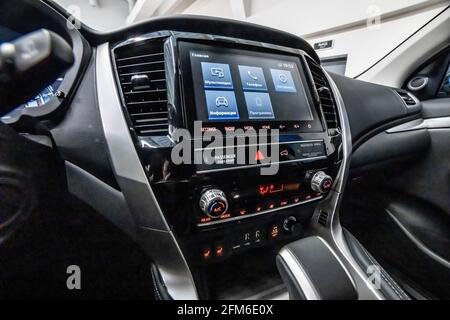 Moscú, Rusia - 17 de febrero de 2021: Nuevo Mitsubishi Pajero Sport. Montero. Interior del SUV Japón Foto de stock